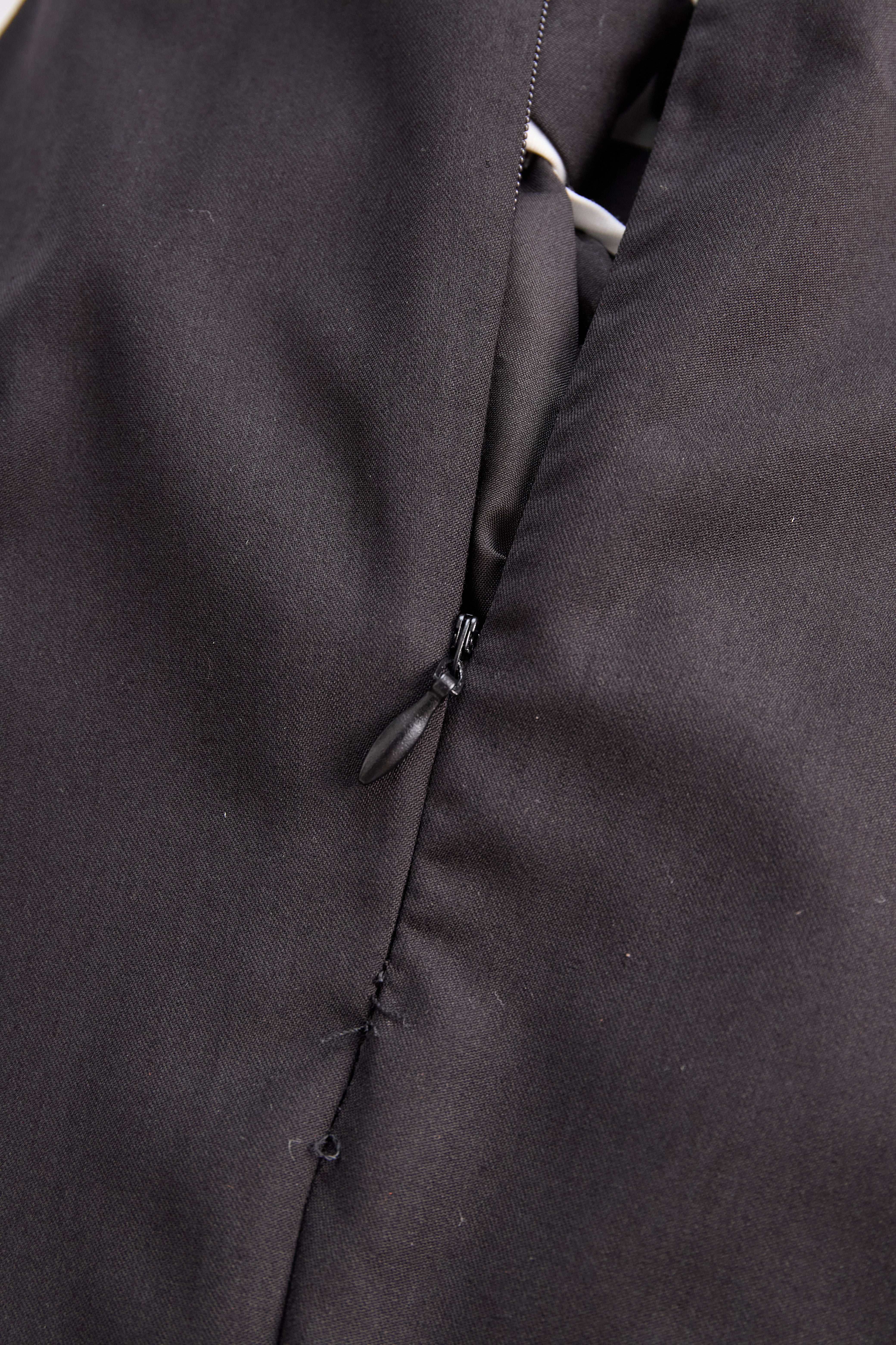 Stylish Sleeveless Halter Neck Blouse With Bold Contrast Trim | Elegant Women's Dress